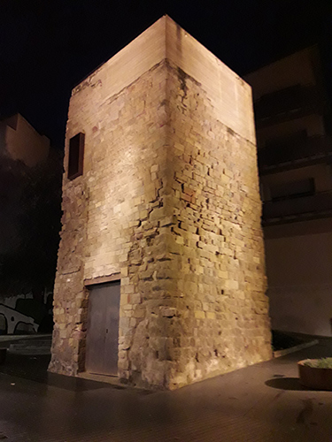 Il·luminació torre medieval centre ciutat
