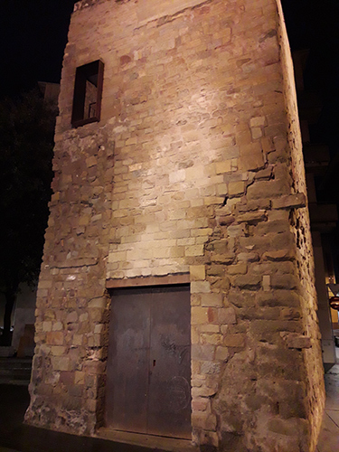 Iluminación torre medieval centro ciudad
