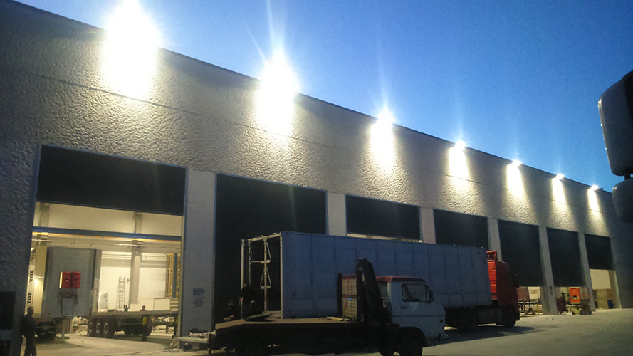 Iluminación interior y exterior de una empresa de remolques y carrocerías para camiones